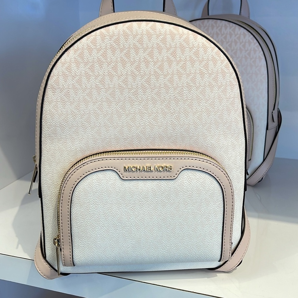 MICHAEL KORS Jaycee Medium Ombré Signature Logo Backpack
Powder Blush
NWT - Picture 2 of 15